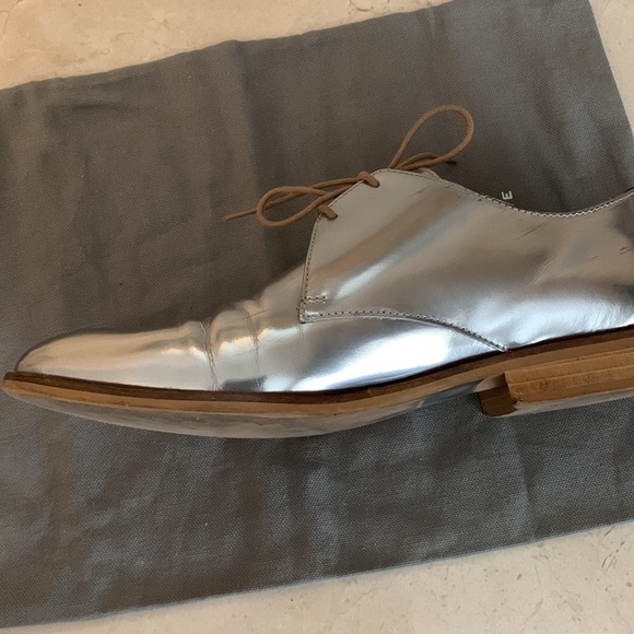 Everlane The E2 Shine Modern Oxford in Silver - Picture 7 of 8